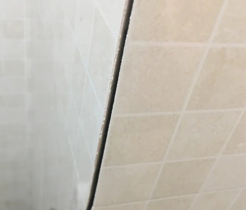 射阳瓷砖空鼓维修公司分享阳台瓷砖脱落的修复过程可以分为以下几个步骤